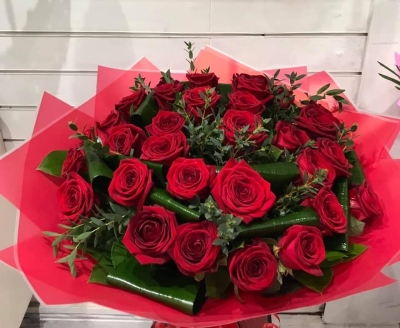 24 Red Naomi, aspidistra, eucalyptus bouquet