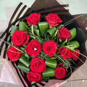 Luxury 12 Red Naomi Roses